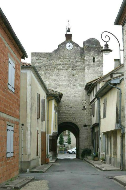 Sortie du canal à l'écluse n°38 pour une petite escapade. Ici la Tour Sud du village de Bruch